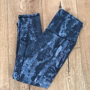 ALO YOGA Snakeskin Airbrush Capri Legging SZ S